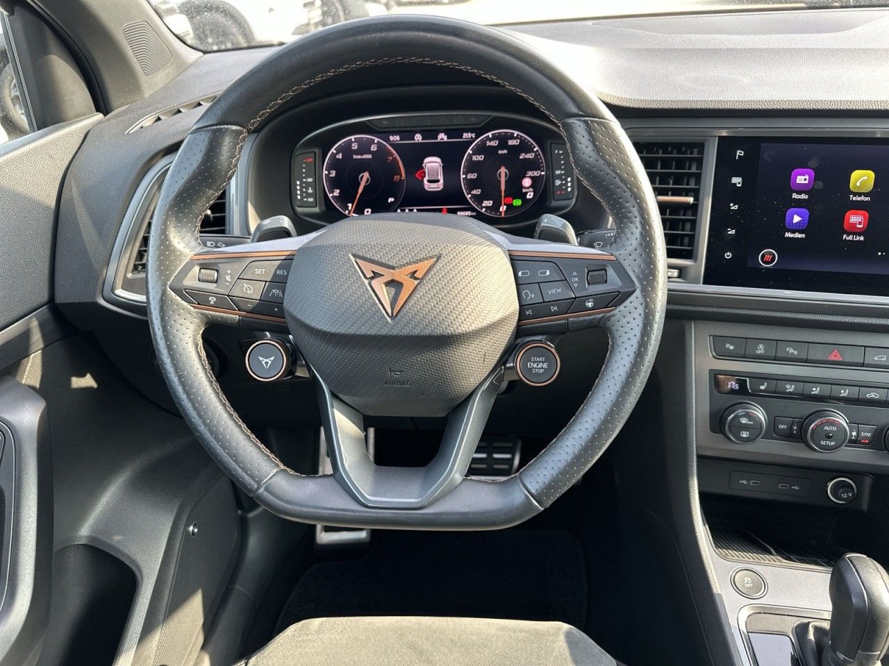 Fahrzeugabbildung CUPRA Ateca 2.0 TSI 221 kW (300 PS) 7-Gang DSG 4Drive - mit KI generiert/bearbeitet