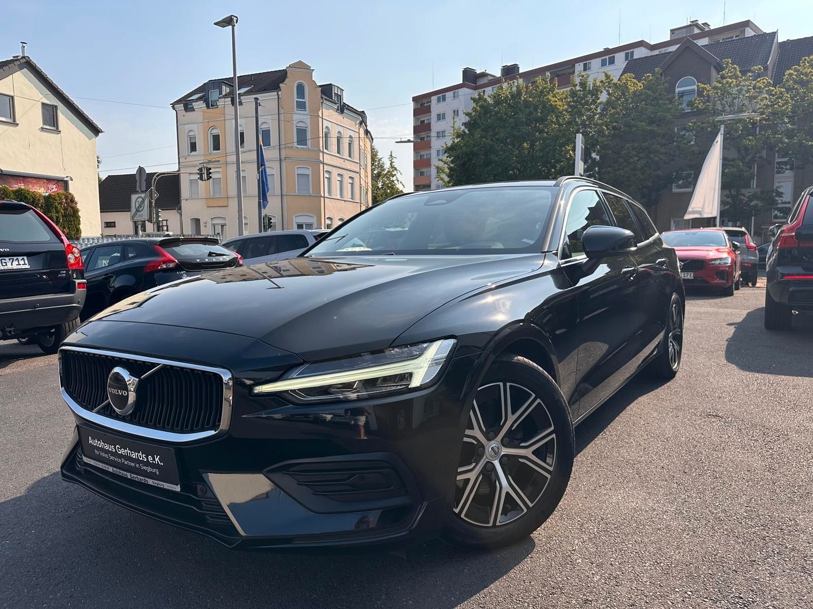Volvo Volvo V60 B4 Aut. Core AHK, Navi,Leder,Kamera,PDC