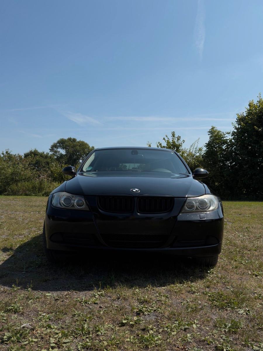 BMW 320 2007 — interior