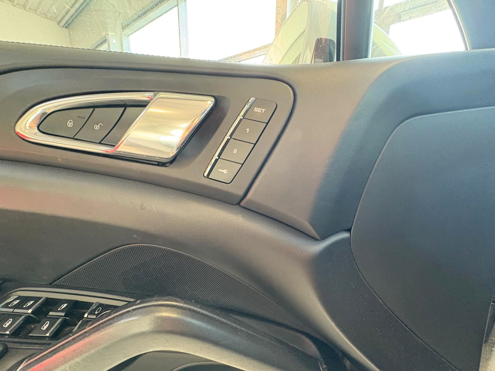 Fahrzeugabbildung Porsche Cayenne Turbo/PCCB/Panodach/Burmester/Voll!