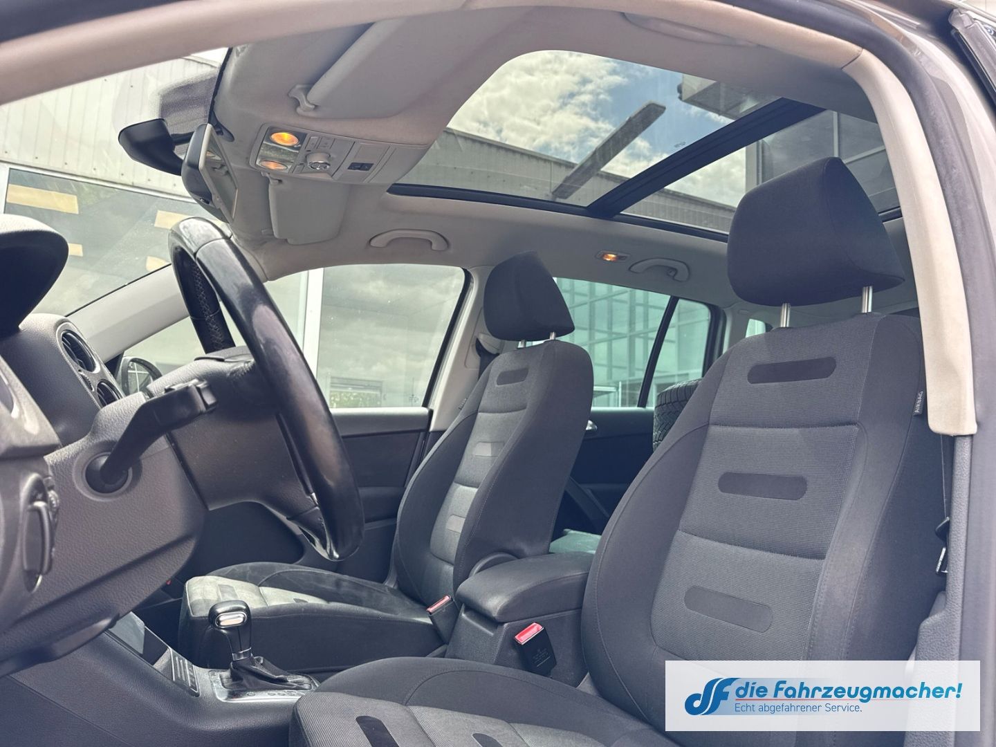 Fahrzeugabbildung Volkswagen Tiguan Sport & Style 4Motion El. Panodach *EXPO