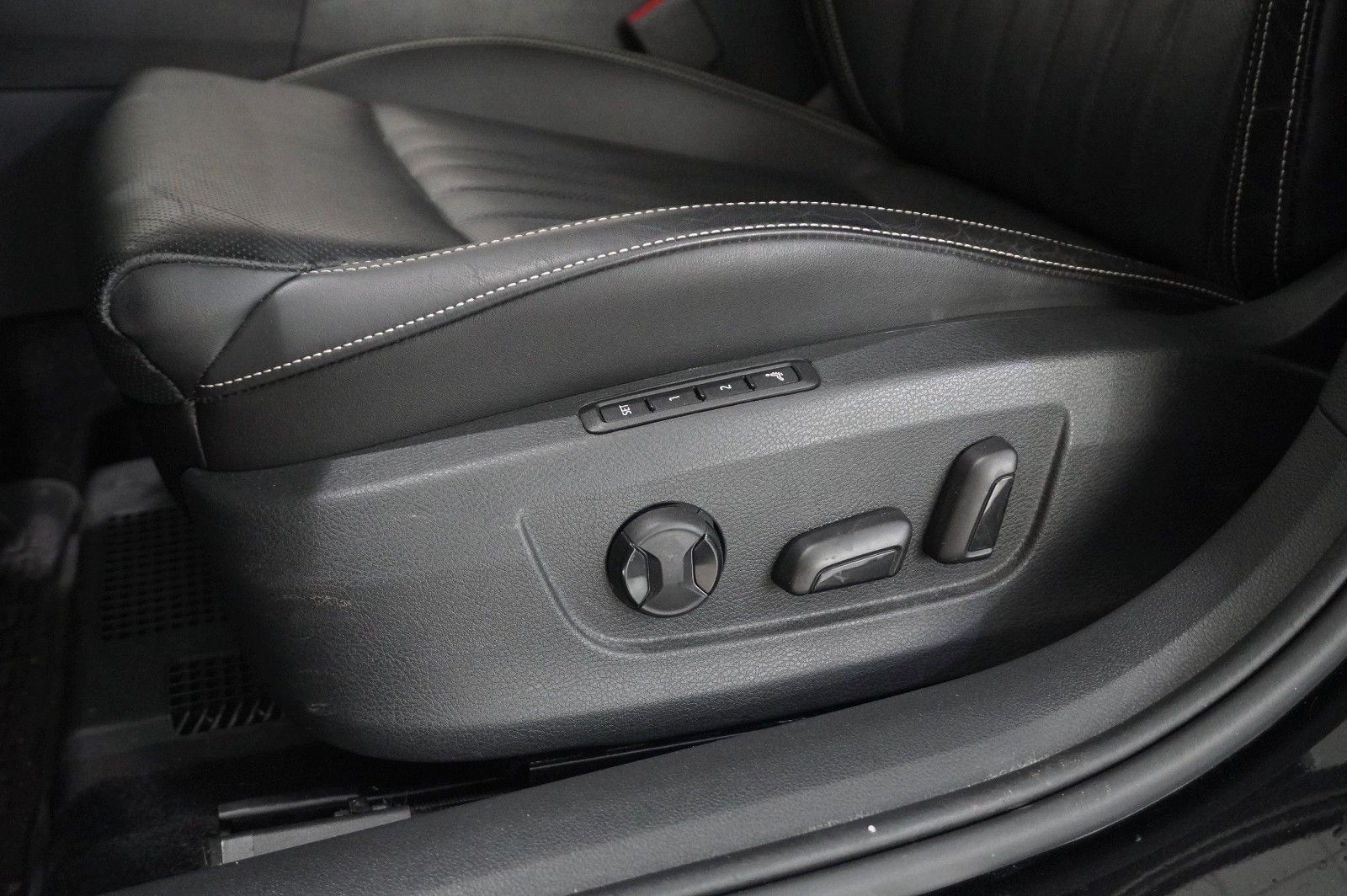 Fahrzeugabbildung SKODA Superb Combi 2.0D PREMIUM 4X4 NAVI/LED/360°/AHK