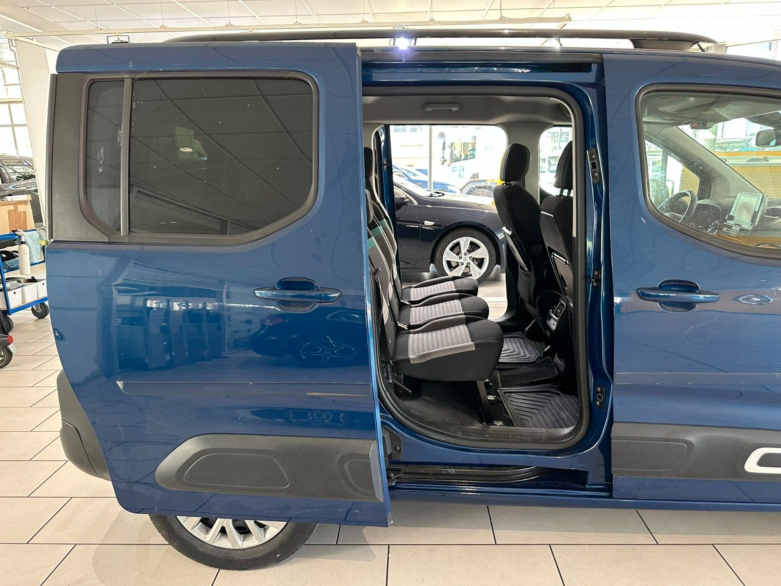 Fahrzeugabbildung Citroën Berlingo Shine M 1.2T NAVI/HEAD-UP/PDC+CAM/AHK