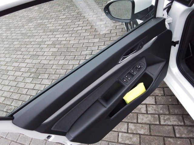 Fahrzeugabbildung Volkswagen Golf VIII TSI Move LED CarPlay AID RFK SHZ LM