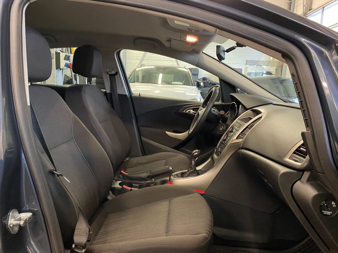 Fahrzeugabbildung Opel Astra J Lim. 5-trg. Edition AHK Klima