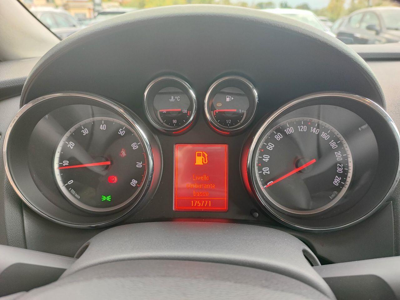 Opel Astra 2011 — photo 11