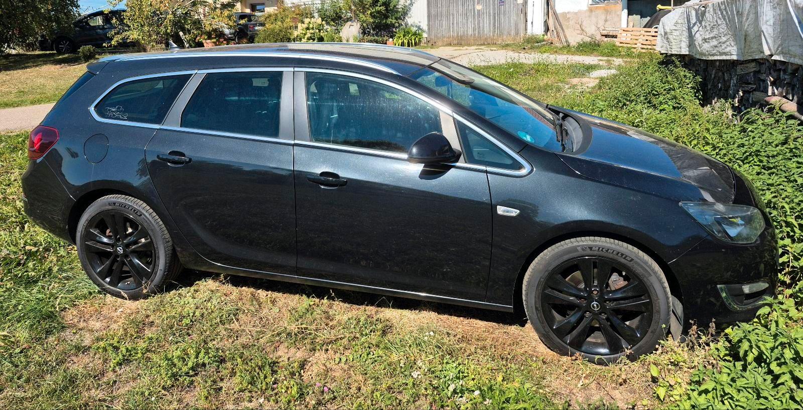 Opel Astra 2014 — rear view