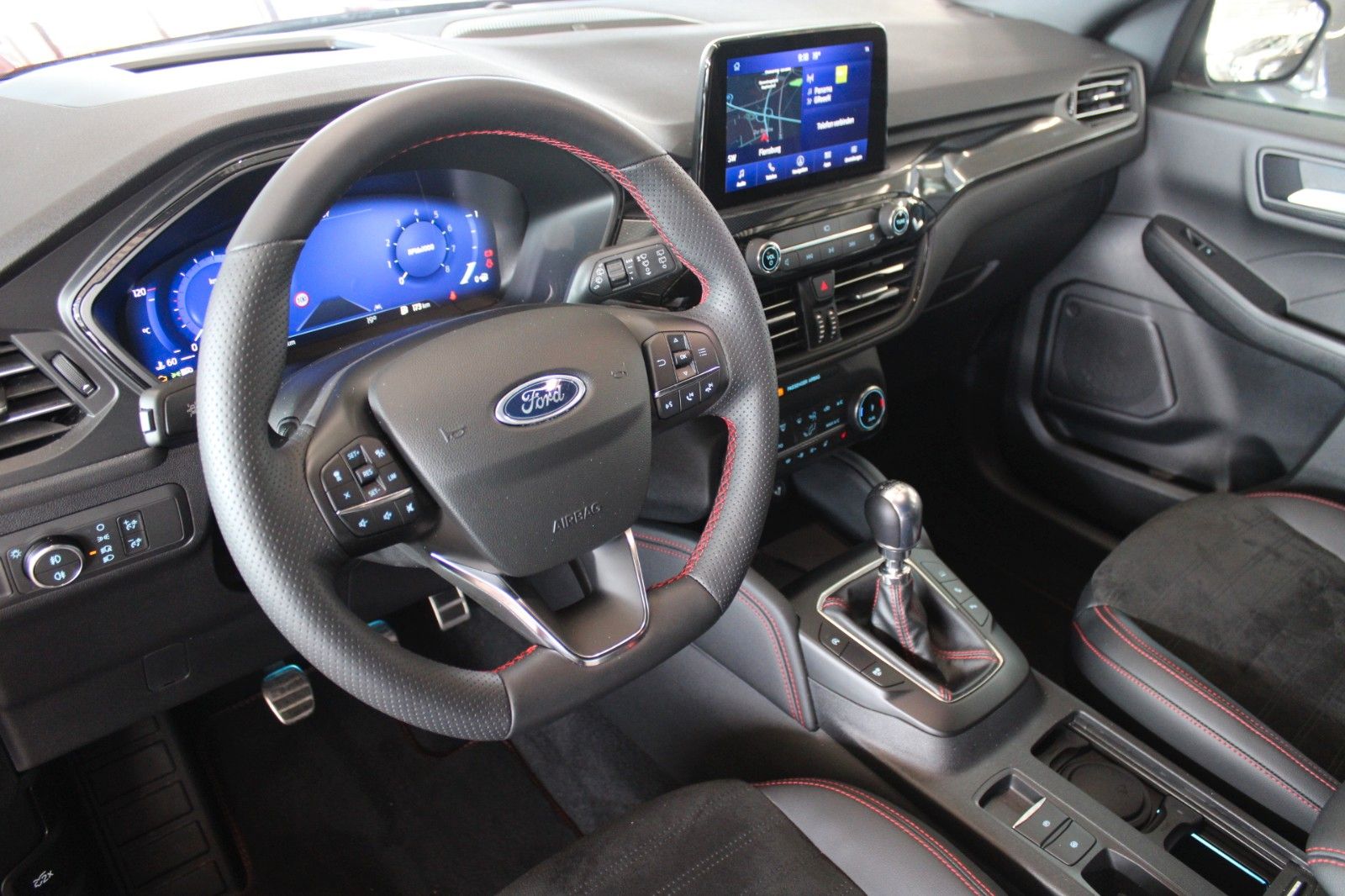 Fahrzeugabbildung Ford Kuga ST-Line X LED AHK B&O HUD ACC WinterPaket