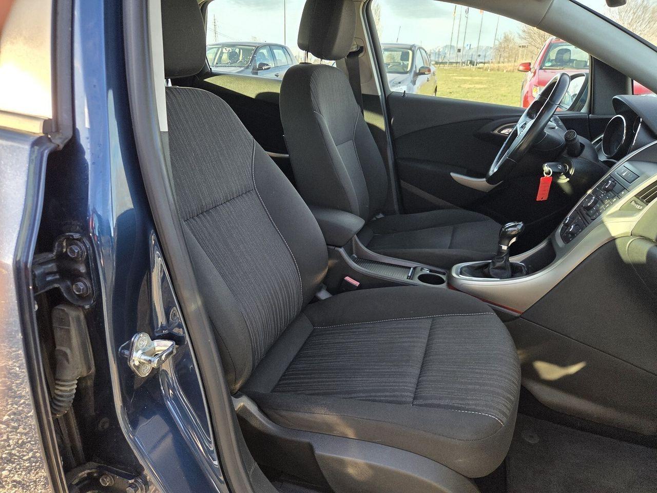 Opel Astra 2011 — photo 10