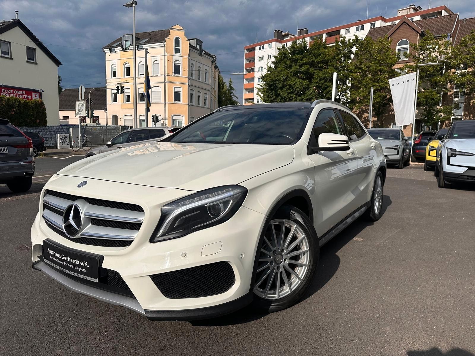 MERCEDES-BENZ GLA 220 4Matic AMG Line AHK, Leder, Pano,BiXenon