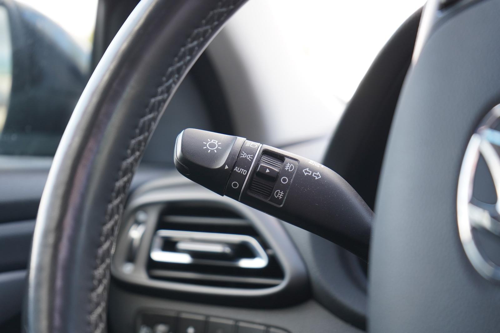 Hyundai i30 1.5 LED Navi Panorama Kamera Tempomat DAB