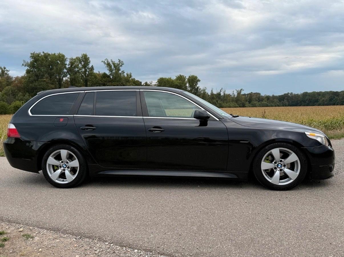 BMW 525 2005 — rear view