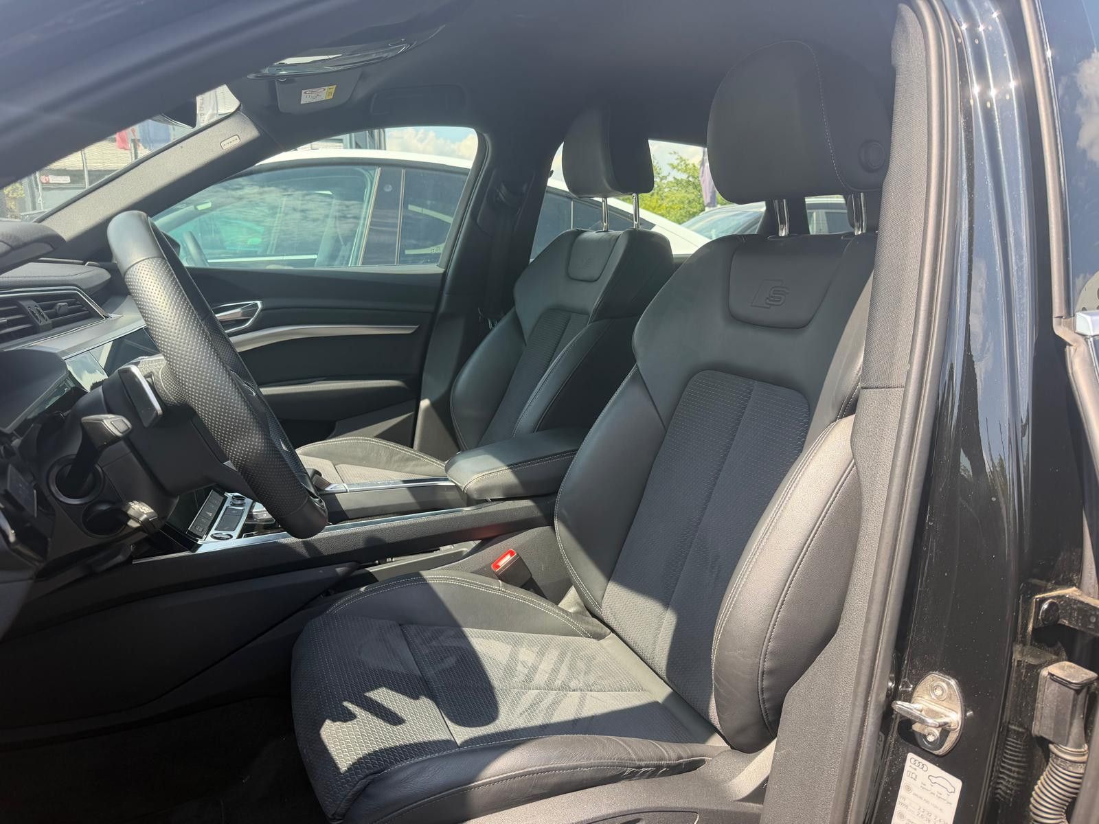 Fahrzeugabbildung Audi e-tron S QUATT 2X S LINE LUFT+MEMO+NAVI+LED+PDC+