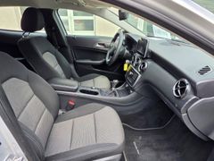 Fahrzeugabbildung GLA 180 Navi Fahrerprofil Ambientebeleuchtung SH