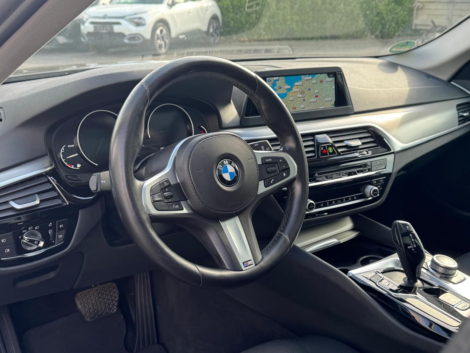 Fahrzeugabbildung BMW 520 d Business-Paket Auto.LED+NAVI+PANO+KAM+PDC+