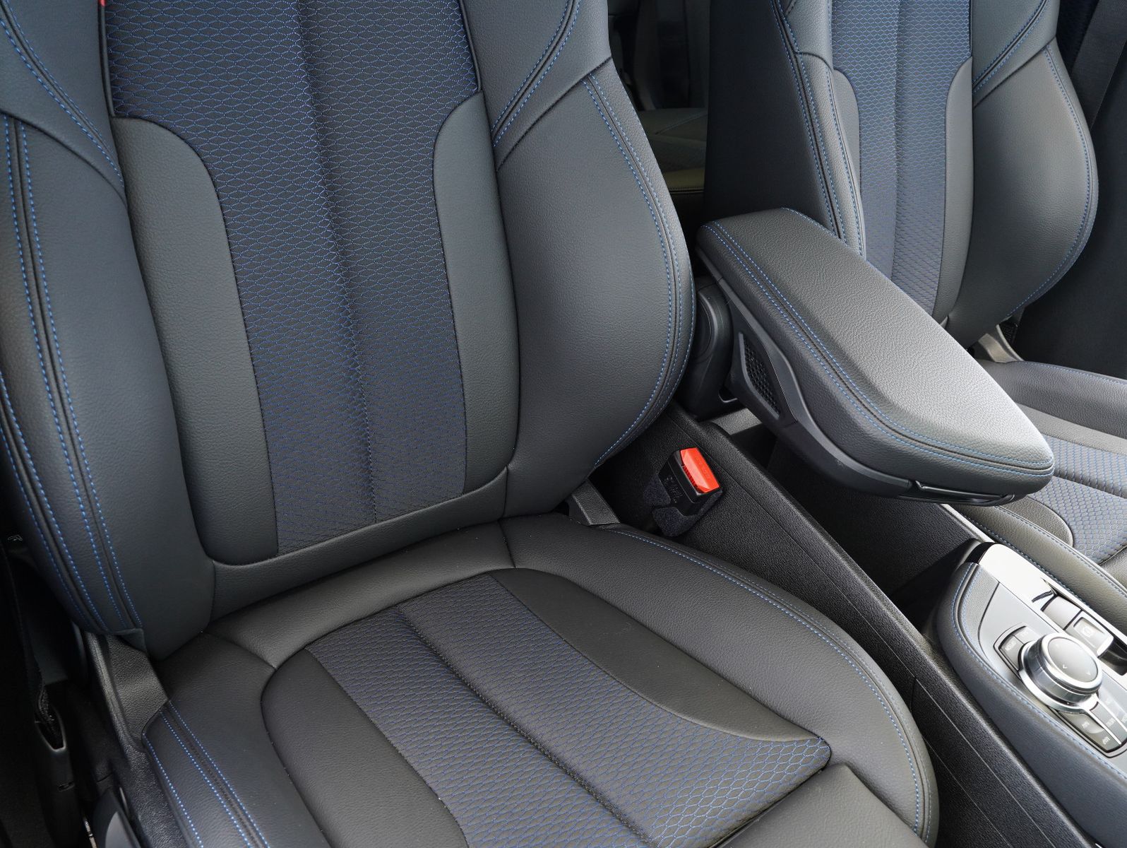 Fahrzeugabbildung BMW X2 sDrive 20 i M Sport LED/HEADUP/KEYLESS/KAMERA