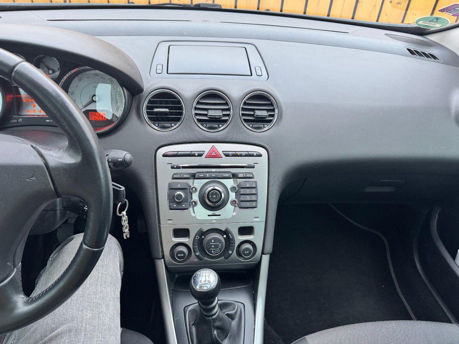 Peugeot 308 2012 — engine 111 HP (82kW)
