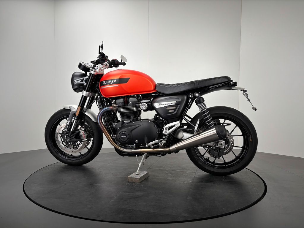 Fahrzeugabbildung Triumph SPEED TWIN 1200 *ZUBEHÖR *1. HAND *BAJA ORANGE