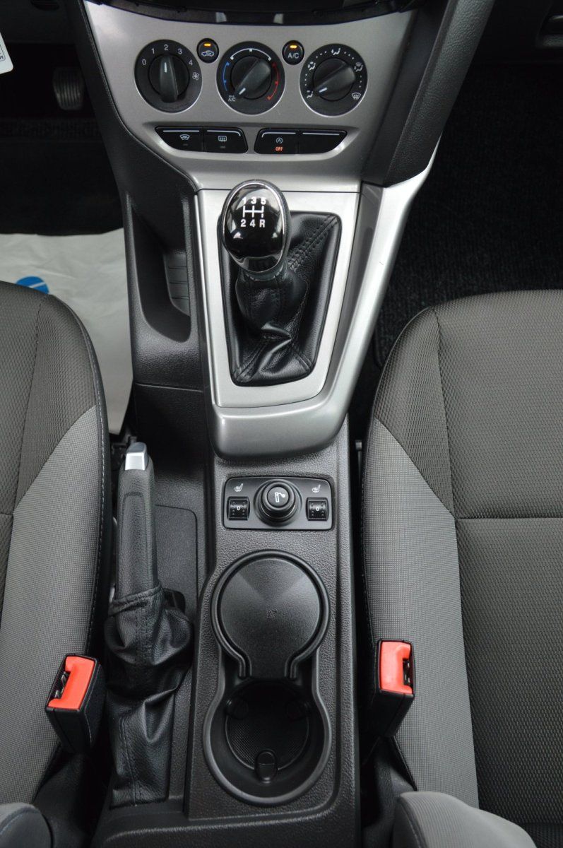 Fahrzeugabbildung Ford Focus Turnier   Trend SHZ Frontscheibenheizung