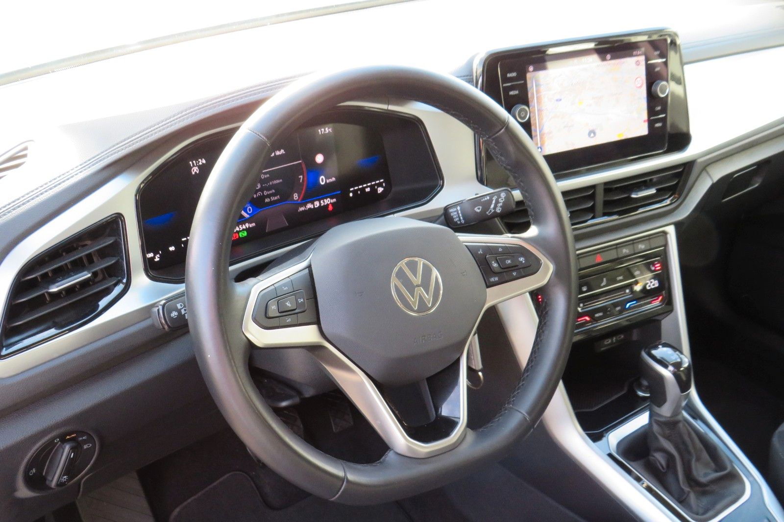 Fahrzeugabbildung Volkswagen T-Roc Life DSG AHK NAVI SITZH. APP-CON. LED 1Hd