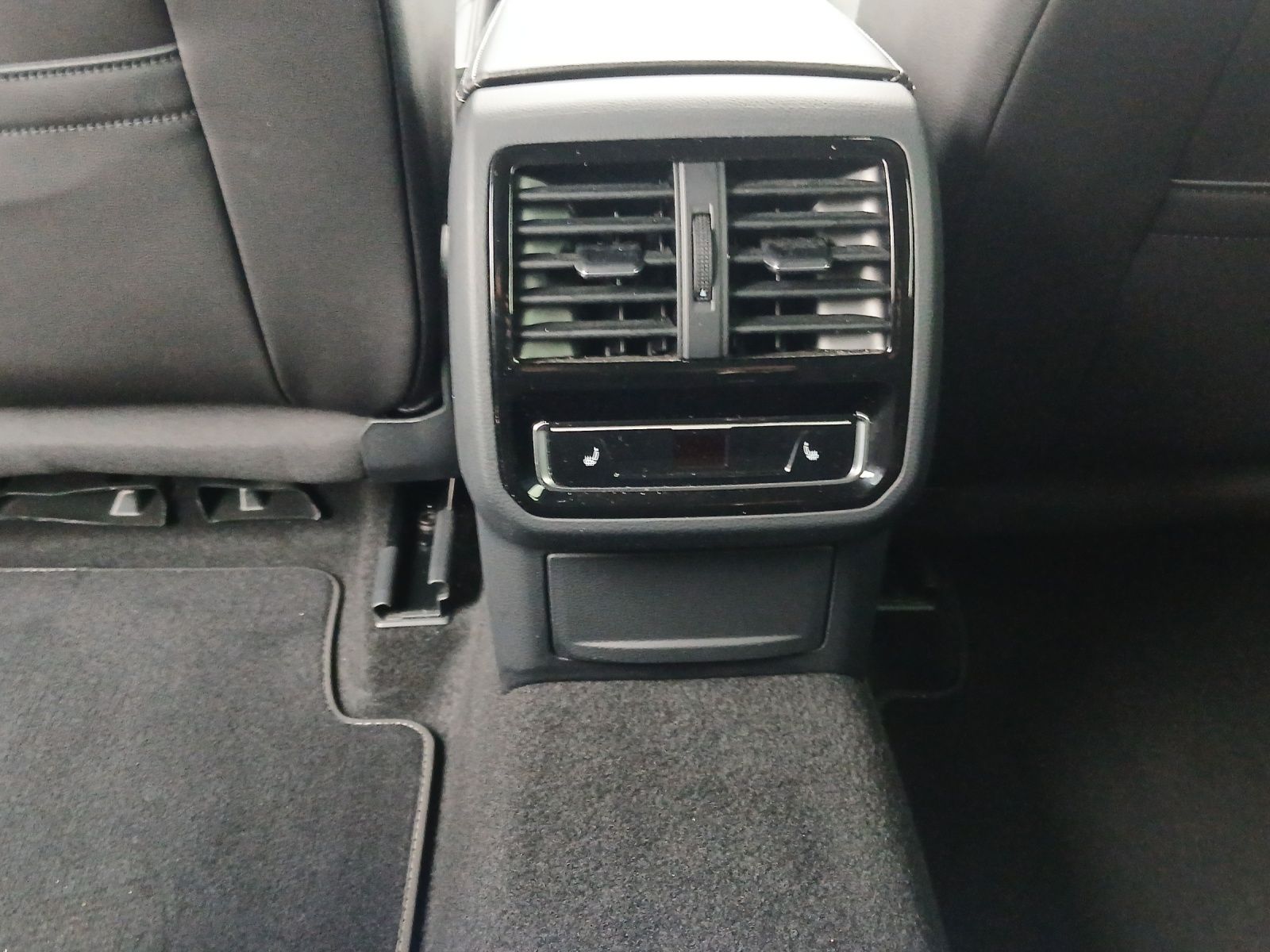 Fahrzeugabbildung Volkswagen Arteon SB TDI R-Line DSG 4M Matrix AHK AID ACC R