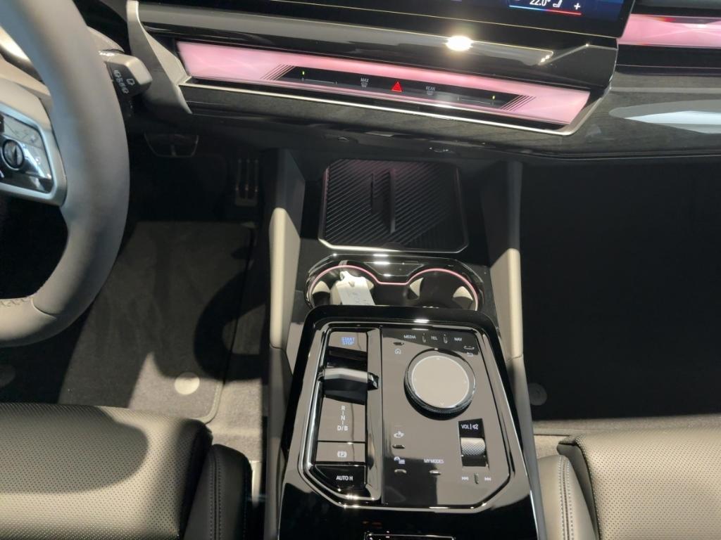 BMW i5 eDrive40 Sportpaket HUD AHK-klappbar AHK Navi