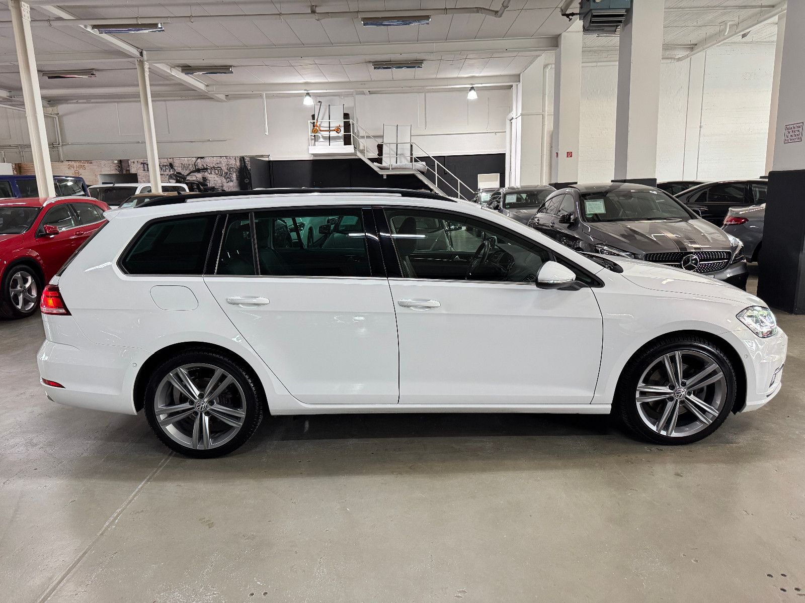 Fahrzeugabbildung Volkswagen Golf VARIANT 2.0 TDI DSG R-LINE SPORTPAKET VOLL
