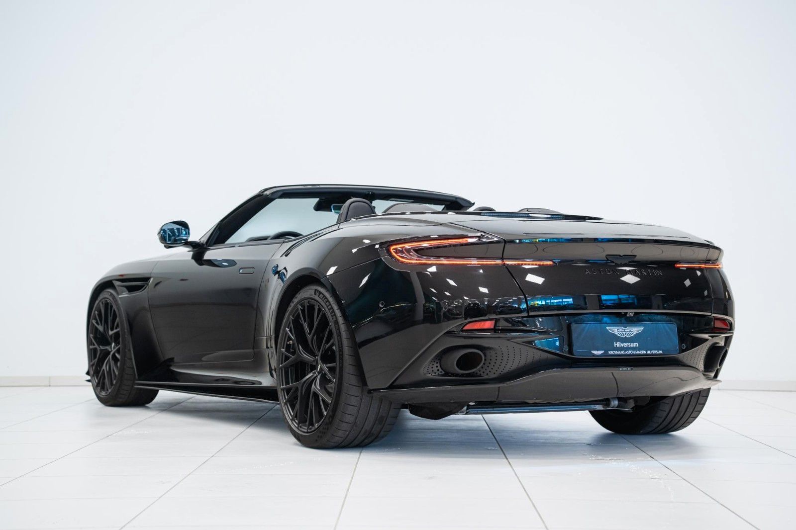 Aston Martin DB12 Volante | Onyx Black | Carbon Interior | imagem 3