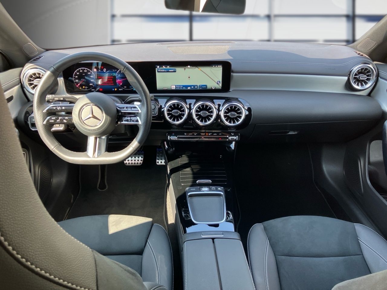 Fahrzeugabbildung Mercedes-Benz CLA 200 SB AMG+NIGHT+KEYLESS+AMBIENT+LENKRADHEIZ