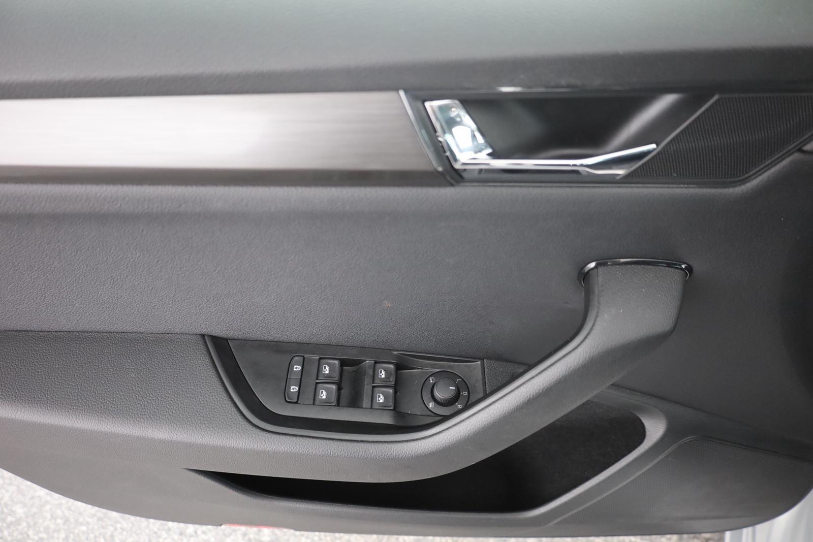 Skoda Superb Combi 2.0 TDI DSG Standheizung ACC 360°