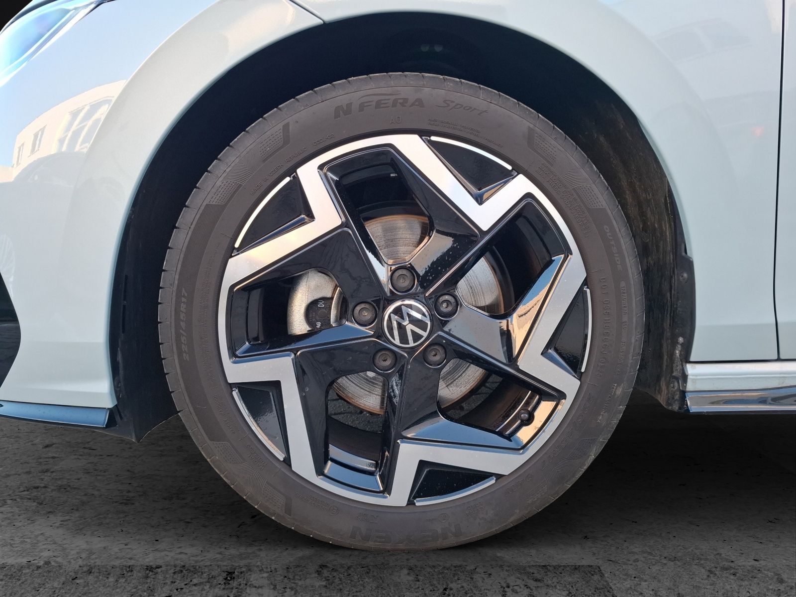 Fahrzeugabbildung Volkswagen Golf VIII Variant eTSI R-Line DSG LED AHK Navi A