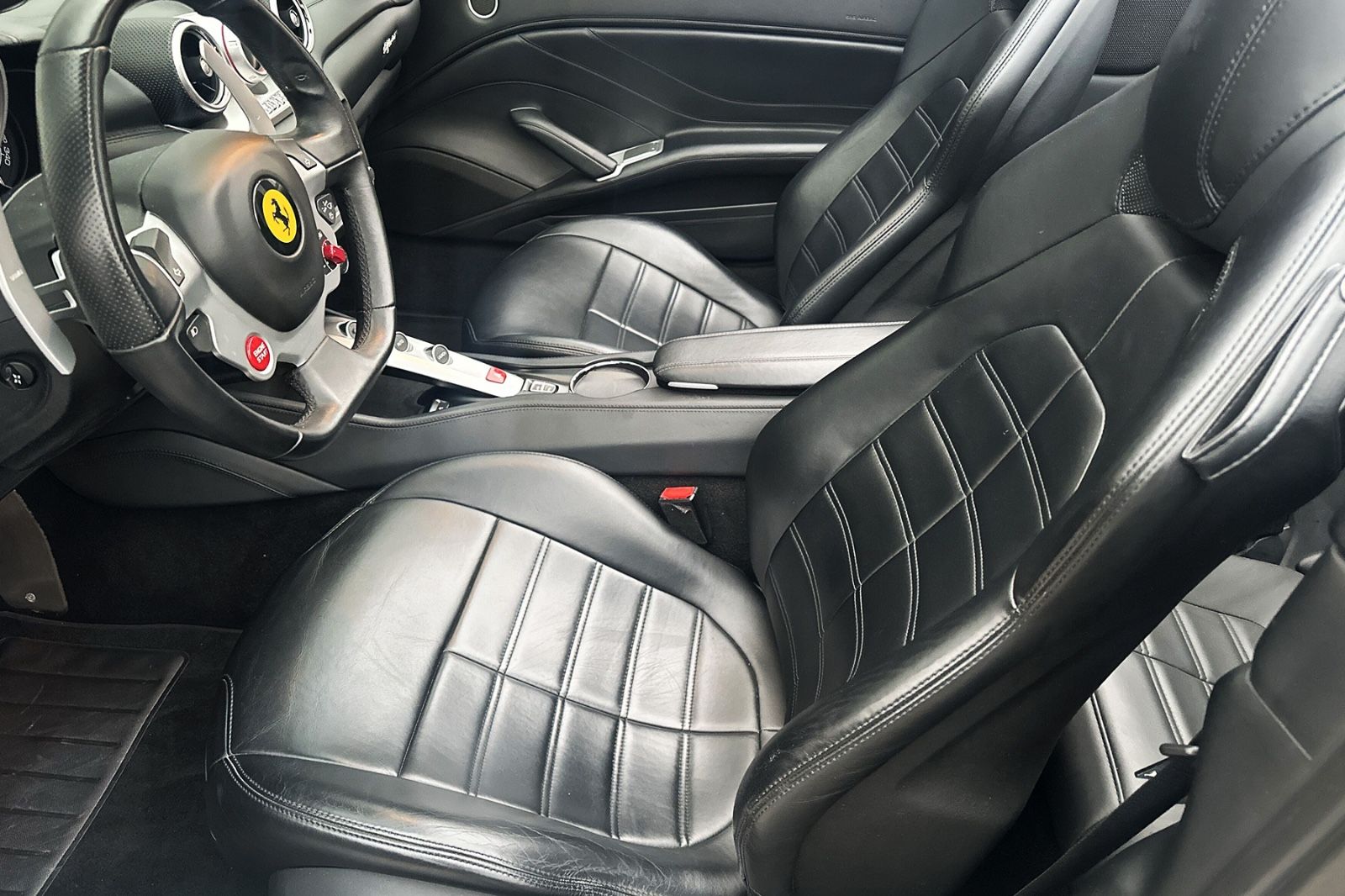 Fahrzeugabbildung Ferrari California T*All Black*