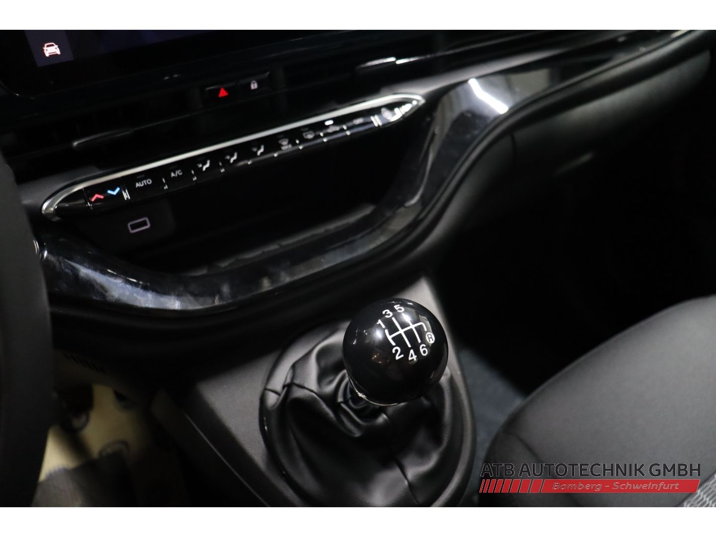 Fahrzeugabbildung Fiat 500 ICON + Komfortpaket Hybrid 1.0l PDC Rückfahr