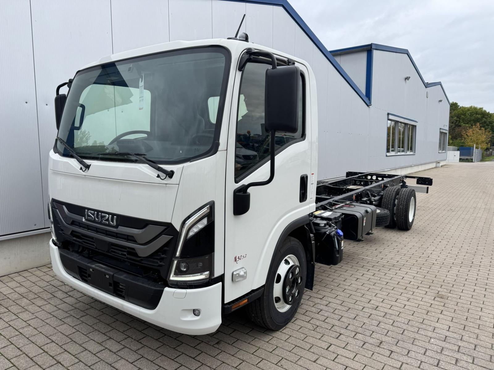 Isuzu M30 M  Aut 5.2 l  190 PS Radst. 4.475 mm