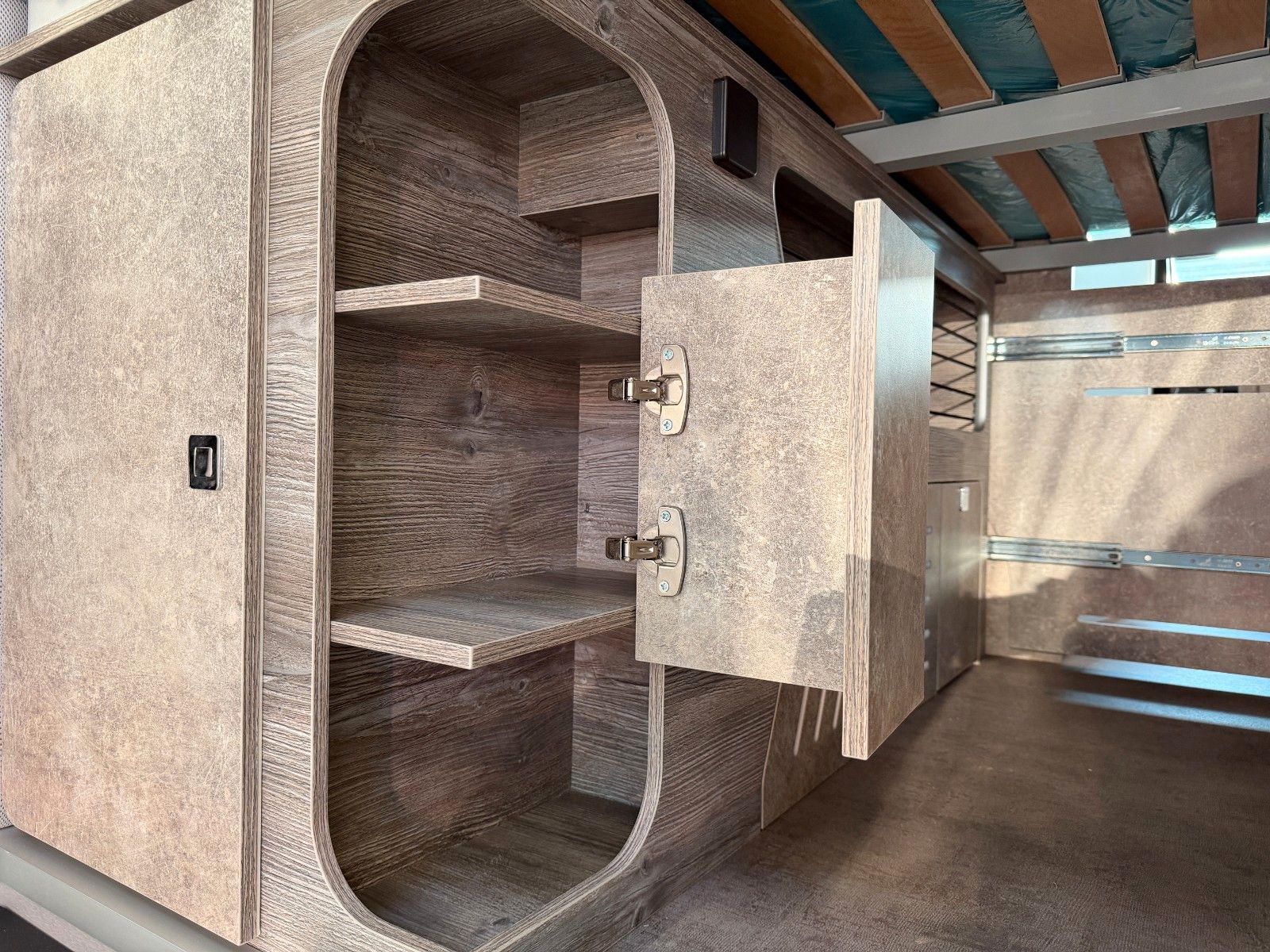 Fahrzeugabbildung Robeta Adonis - Luxus Campervan mit Aufstelldach