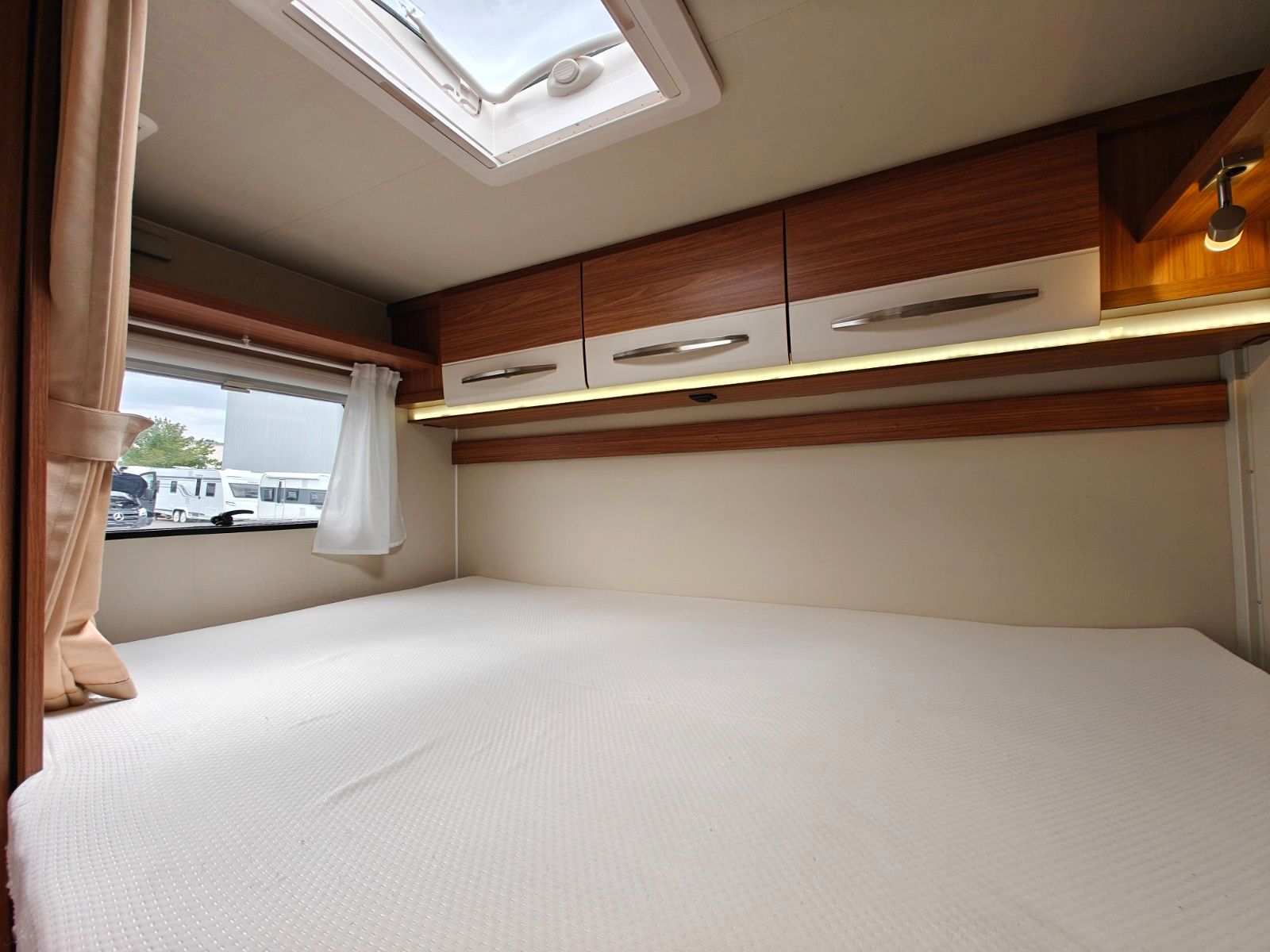 Fahrzeugabbildung Carado T-334 - Hubbett, SAT, TV, Navi, Markise -