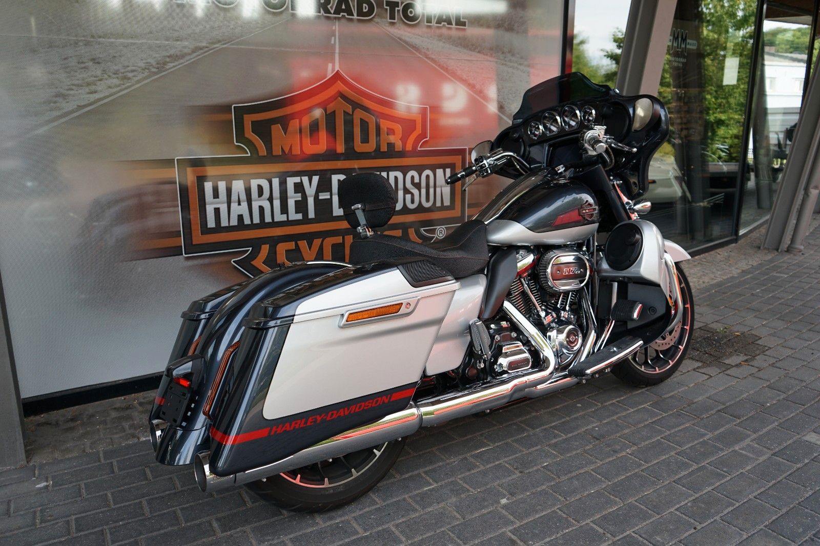 Fahrzeugabbildung Harley-Davidson Street Glide 117 CVO-Neuwertig-Wilbers
