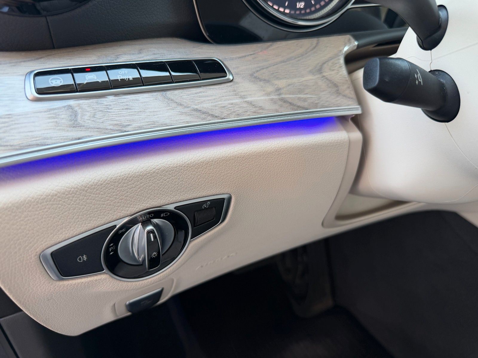 Fahrzeugabbildung Mercedes-Benz CLS 450 4M+Distr+ESD+AirM+Sitzklima+360