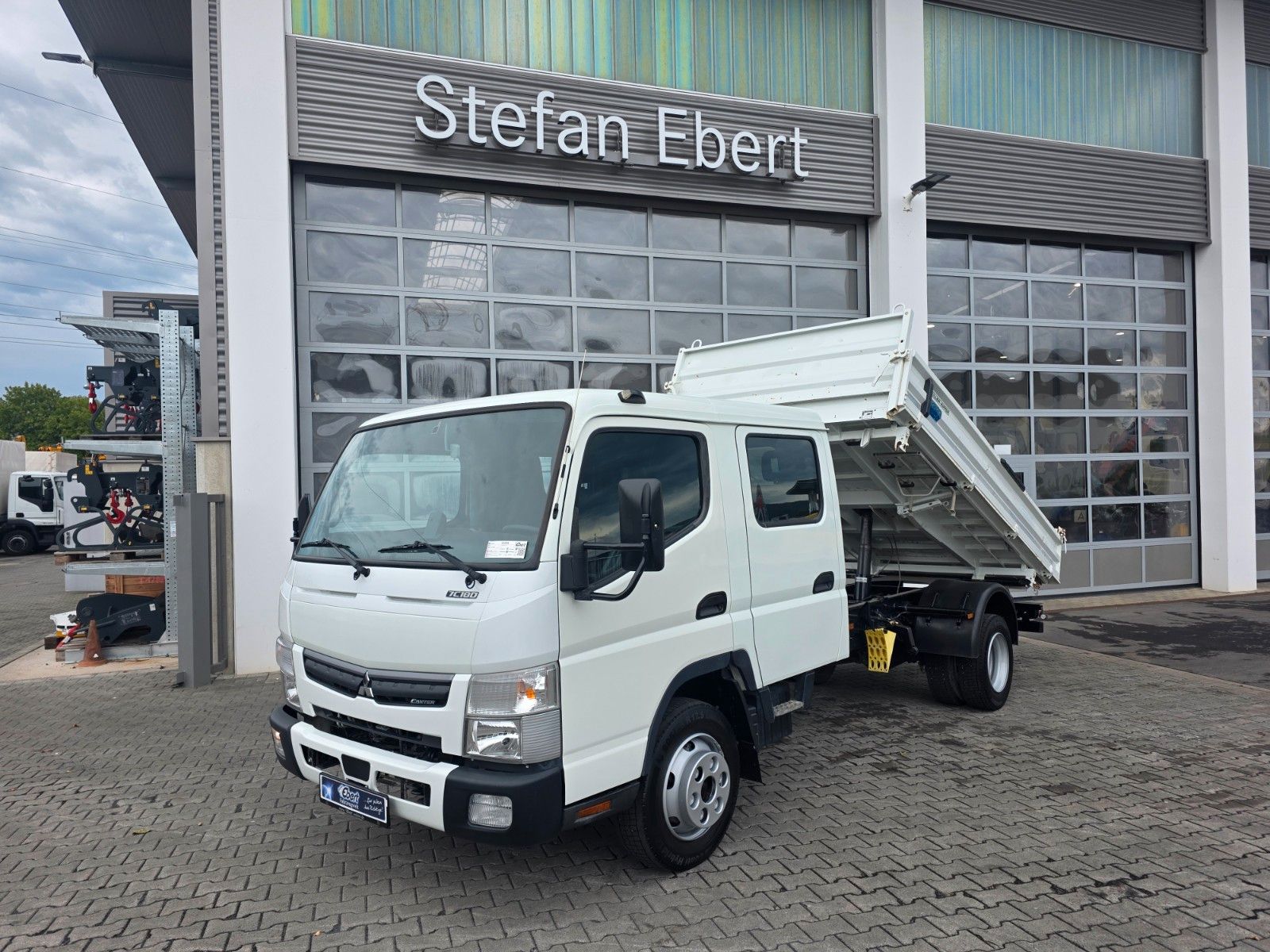 Fahrzeugabbildung Mitsubishi Fuso Canter 7C18D DoKa 7 Sitze AHK