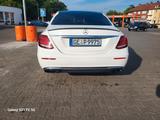 Mercedes-Benz E 220 d Autom. - - Mercedes-Benz E 220 mit Diesel-Antrieb: Weiß, Limousine