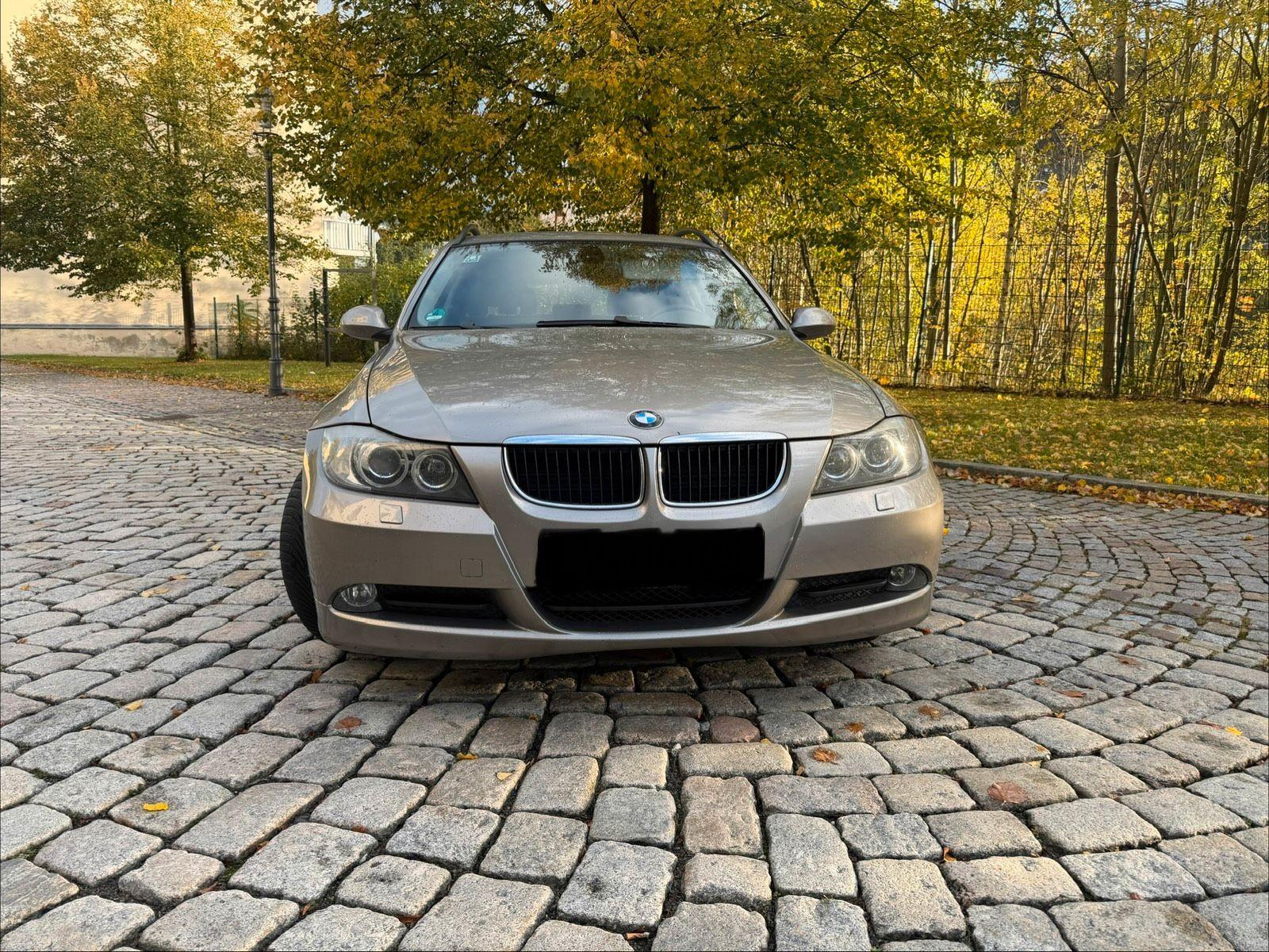 BMW 318 2008 — interior