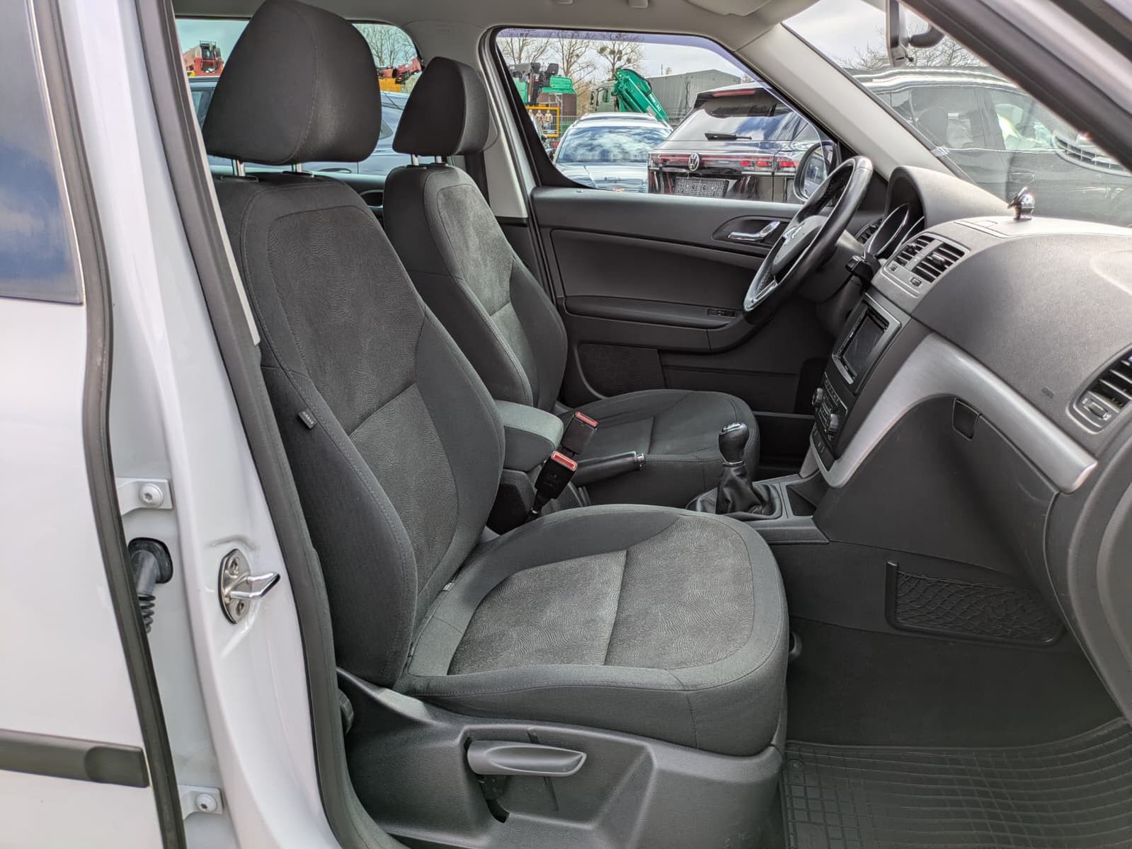 Fahrzeugabbildung SKODA Yeti 2.0 TDI Ambition 4x4 AHK*TEMP*PDC*SHZ