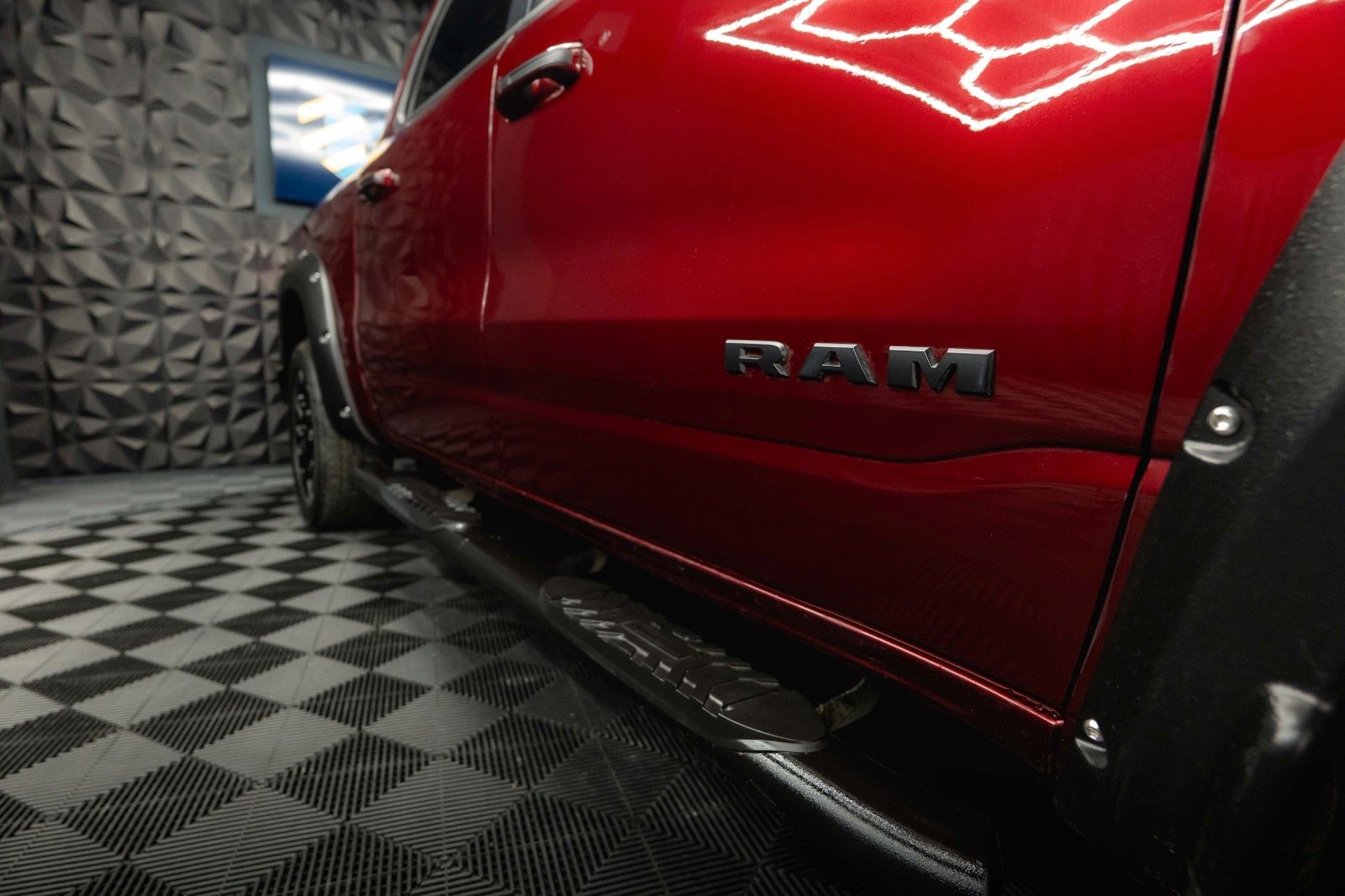 Fahrzeugabbildung Dodge RAM 5.7 V8 HEMI 4x4 OFFROAD Night-Paket *LED*19%