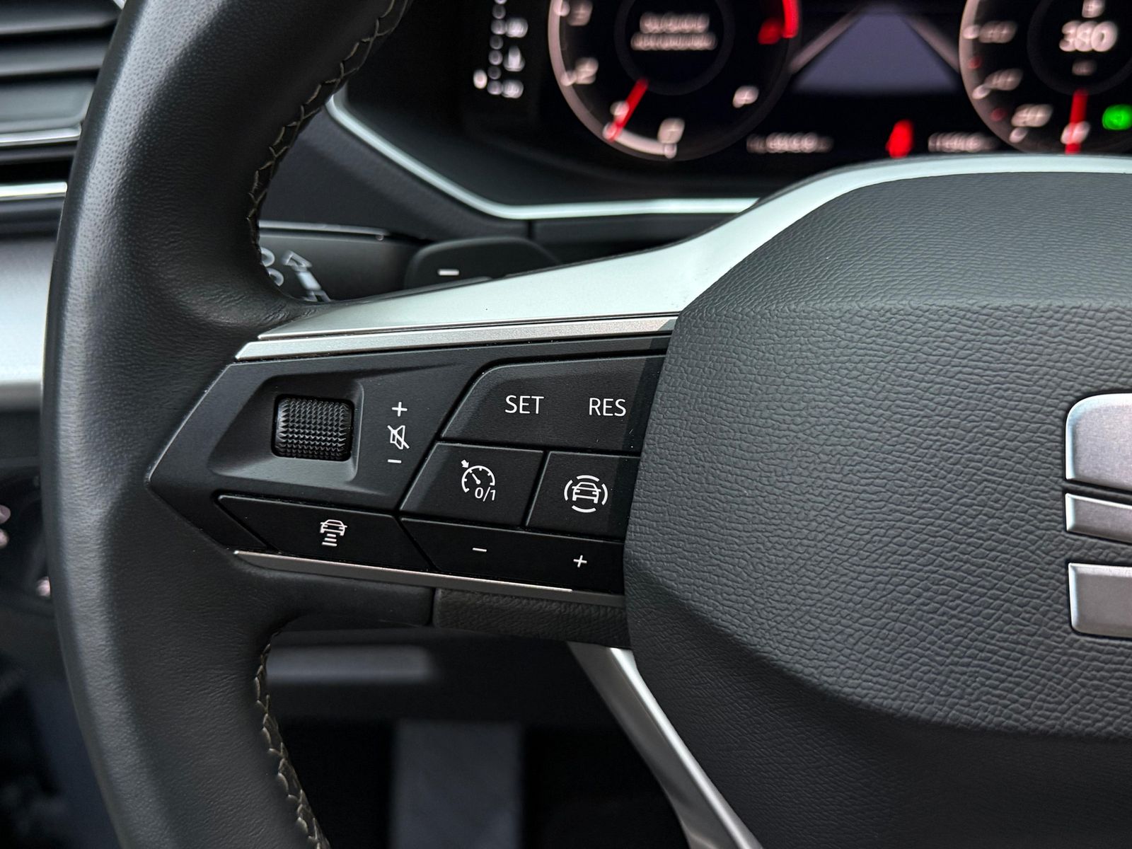 Fahrzeugabbildung SEAT Tarraco 1.5 TSI DSG Style LED+AHK+KAM+ACC+7SITZ