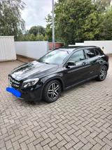 Mercedes-Benz GLA 180 - - Mercedes-Benz CLA 180 in Freiburg