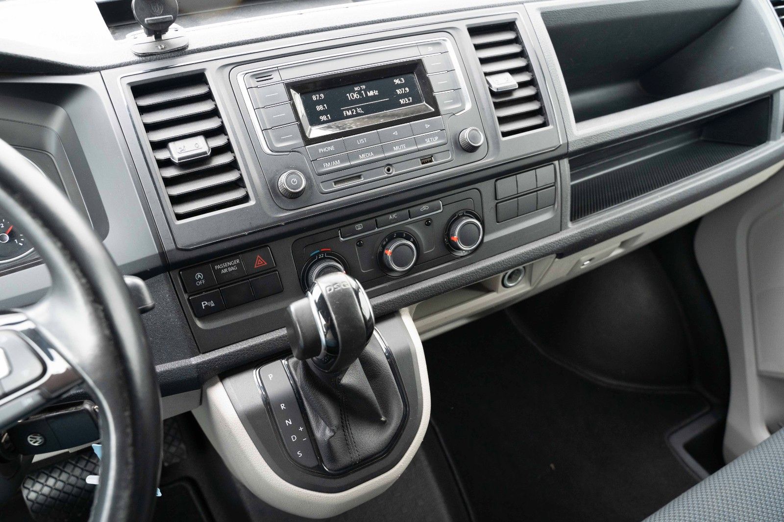 Fahrzeugabbildung Volkswagen T6 TRANSP KA 2.0TDI LANG DSG LED ACC PDC SHZ AHK