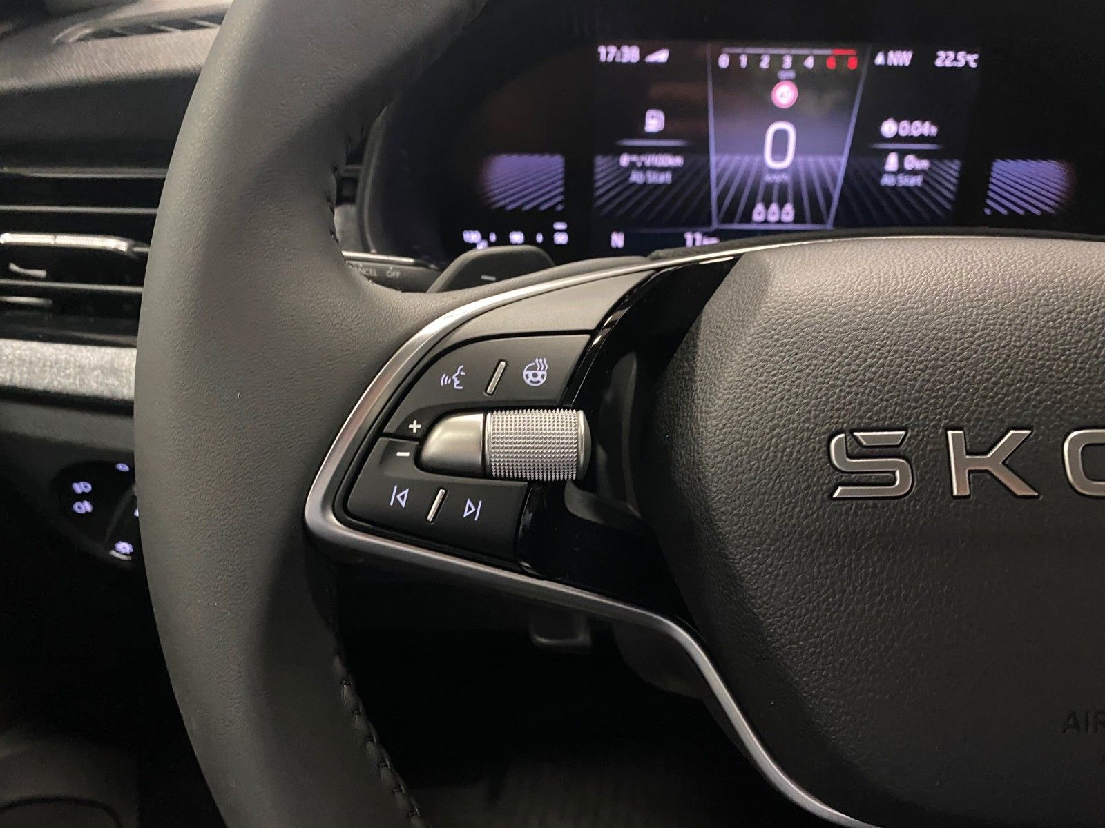 Fahrzeugabbildung SKODA Kamiq 1.0 TSI DSG Selection+KAMERA+PDC+16"Alu+BC