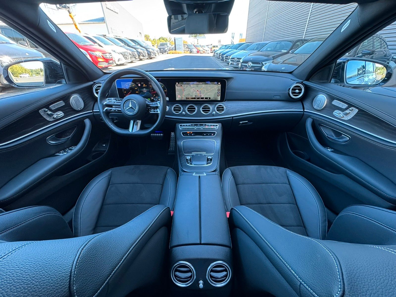 Fahrzeugabbildung Mercedes-Benz E 300 d  T 4M AMG HUD+PANO+AHK+Burm+Distr+360°