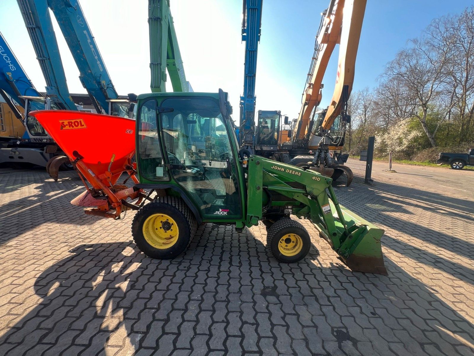 Fahrzeugabbildung John Deere 4010 / Allrad / Frontlader / Salzstreuer /