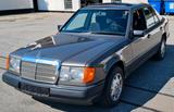 Mercedes-Benz Mercedes Oltimer W124 230E - Mercedes-Benz W124 aus dem Jahr 1988